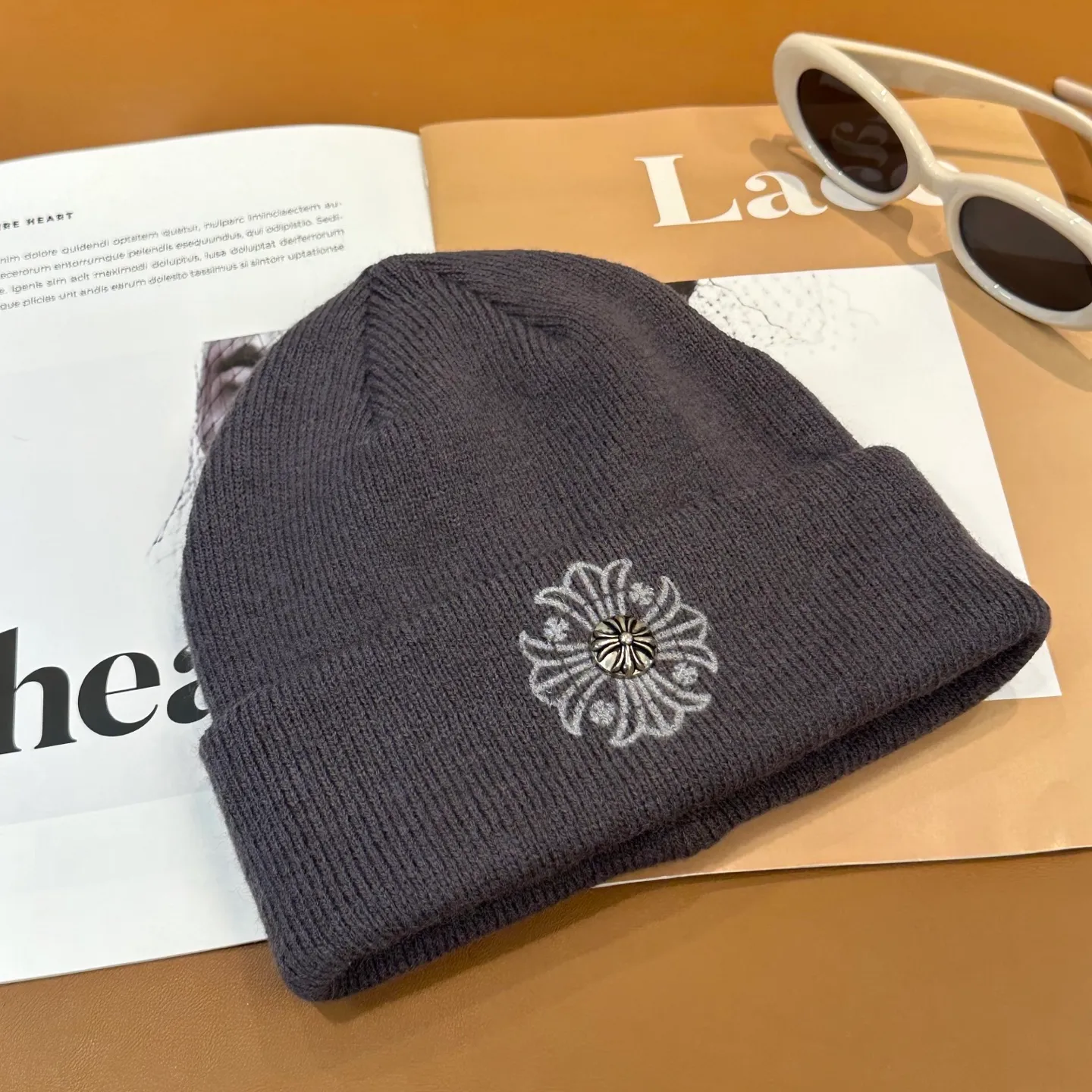 P66 🤍Chrome hearts new autumn and winter embroidered cross knitted hat🧶 One of the must-have hats in autumn and winter~ It really looks good on whoever wears it~, it is also a perfect match in black and white and gray in autumn~